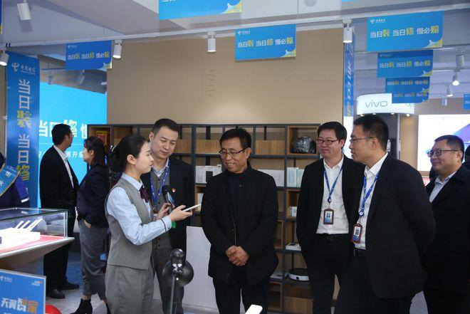 工作人员向与会领导介绍中国电信智家产品